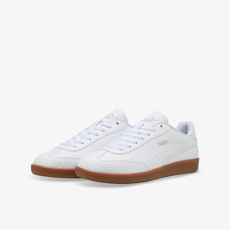 Weißer Sneaker mit brauner, rutschfester Gummisohle und sportlichem, modernem Design in schräger Frontansicht