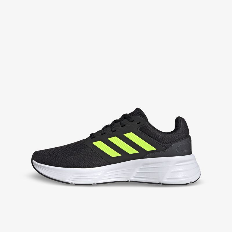 Sportlicher Schuh mit schwarzem Obermaterial und kontrastierenden gelben Streifen, perfekter Tragekomfort.