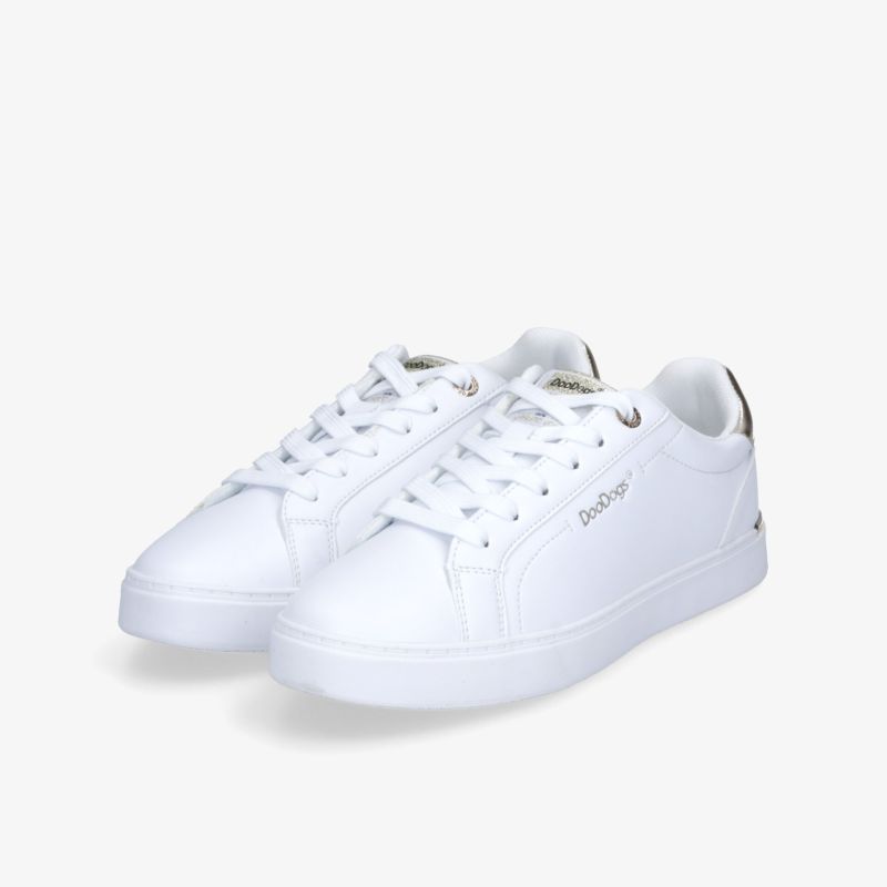 Weißes Sneaker-Paar in schräger Frontansicht, bequem und sportlich mit klassischer Schnürung und hochwertiger Verarbeitung