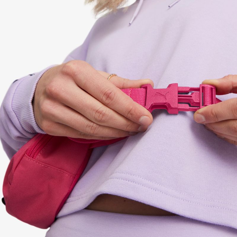 Pinkfarbene Gürteltasche mit praktischem Schnallenverschluss, ideal für unterwegs und modische Akzente.