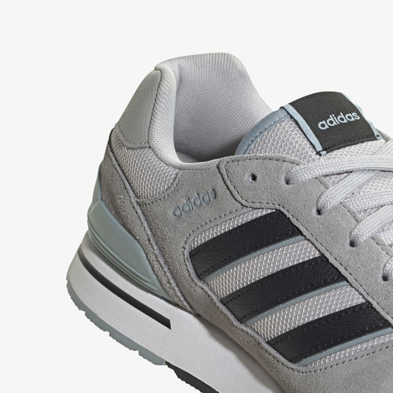 Stilvoller grauer Adidas Sneaker mit klassischen Streifen und modernem Design für Komfort und urbanen Look.