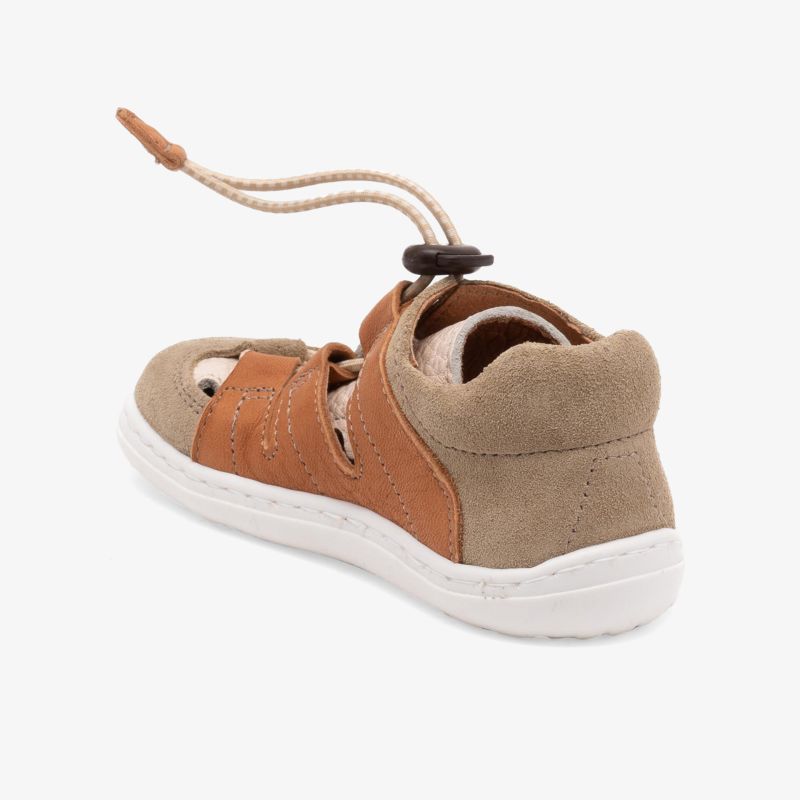 Beiger Sneaker mit braunen Akzenten, leichter und bequemer Schuh für Alltag und Freizeit in seitlicher Ansicht