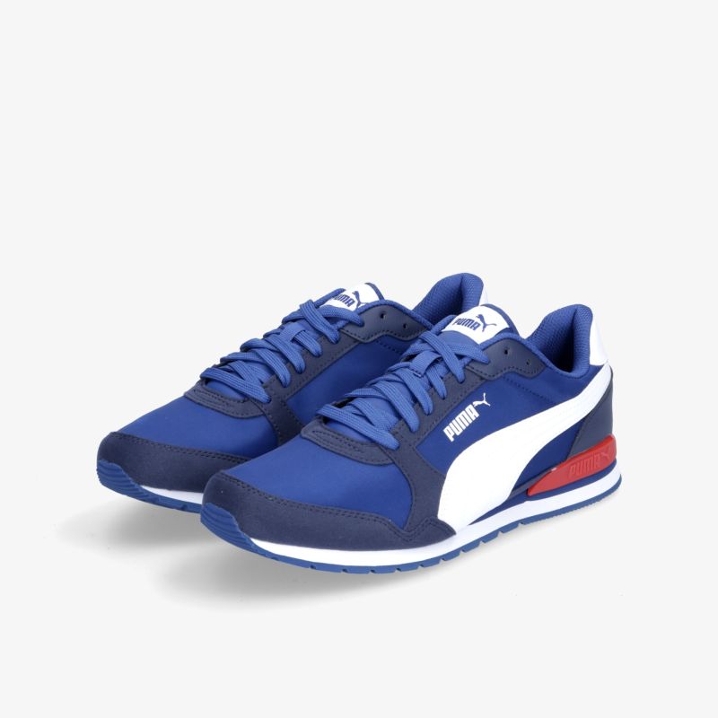 Blaue Sportschuhe mit weißem Logo und rotem Akzent, gepolsterte Sohle für Komfort und stilvolle Optik.