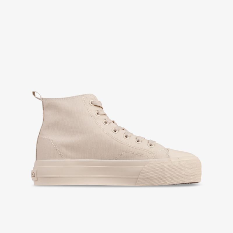 Beiger Canvas-Sneaker mit hohem Schaft und klaren Linien für einen modischen Alltagslook.
