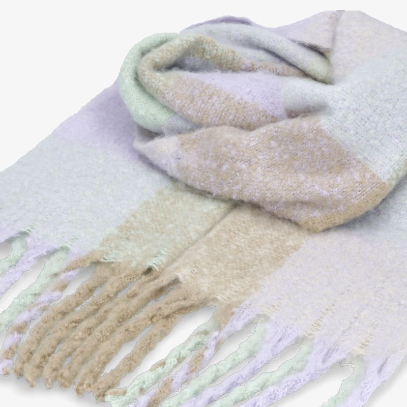 Weicher Schal mit pastelligem Streifenmuster und Fransen, ideal für stilvolle Outfits und kühle Tage.