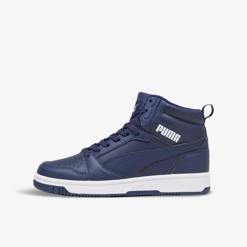 Klassischer knöchelhoher Sneaker in Blau mit weißer Sohle und Logoschriftzug, ideal für sportliche und freizeitliche Aktivitäten.