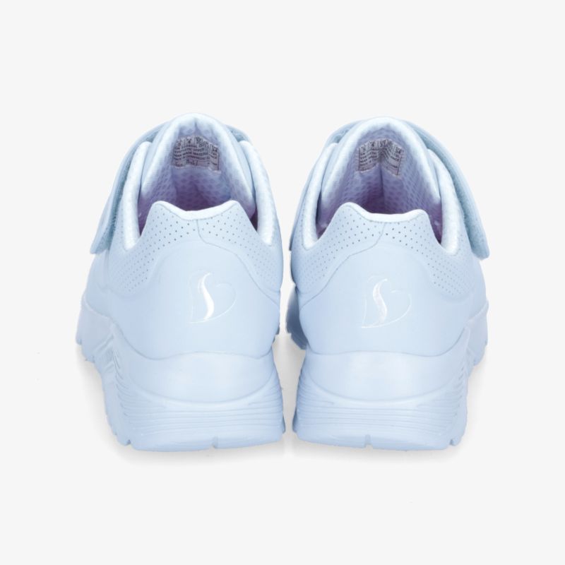 Hellblaue Sneaker in modischem Design, bieten Komfort und Langlebigkeit. Ideal für sportliche Aktivitäten.