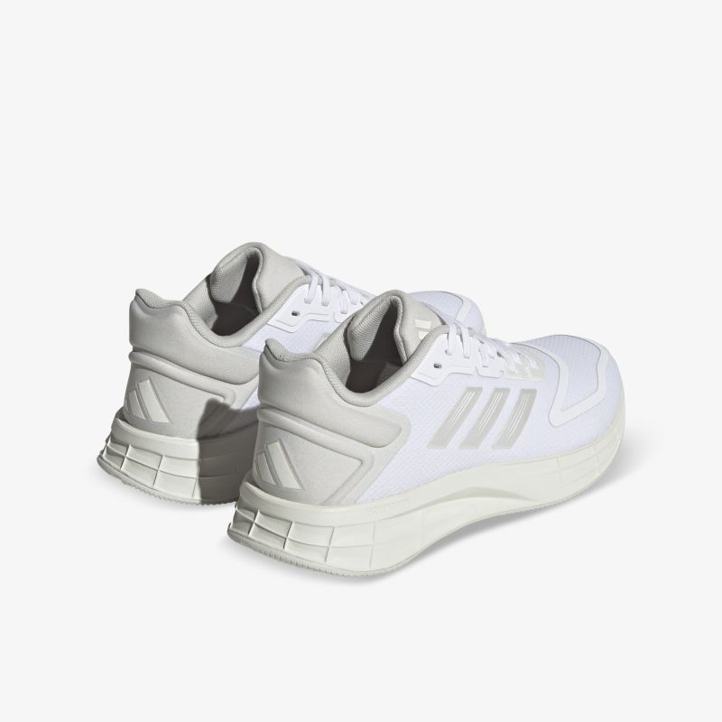 Weiße Sneaker mit sportlichem Design und markanter Sohle, ideal für modernen Stil und hohen Komfort.