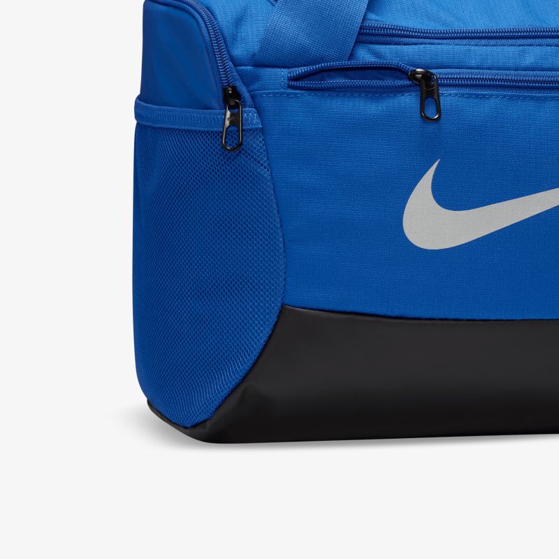 Blauer sportlicher Rucksack mit großem Hauptfach und seitlichem Netzfach im Detail, robuster Reißverschluss sichtbar