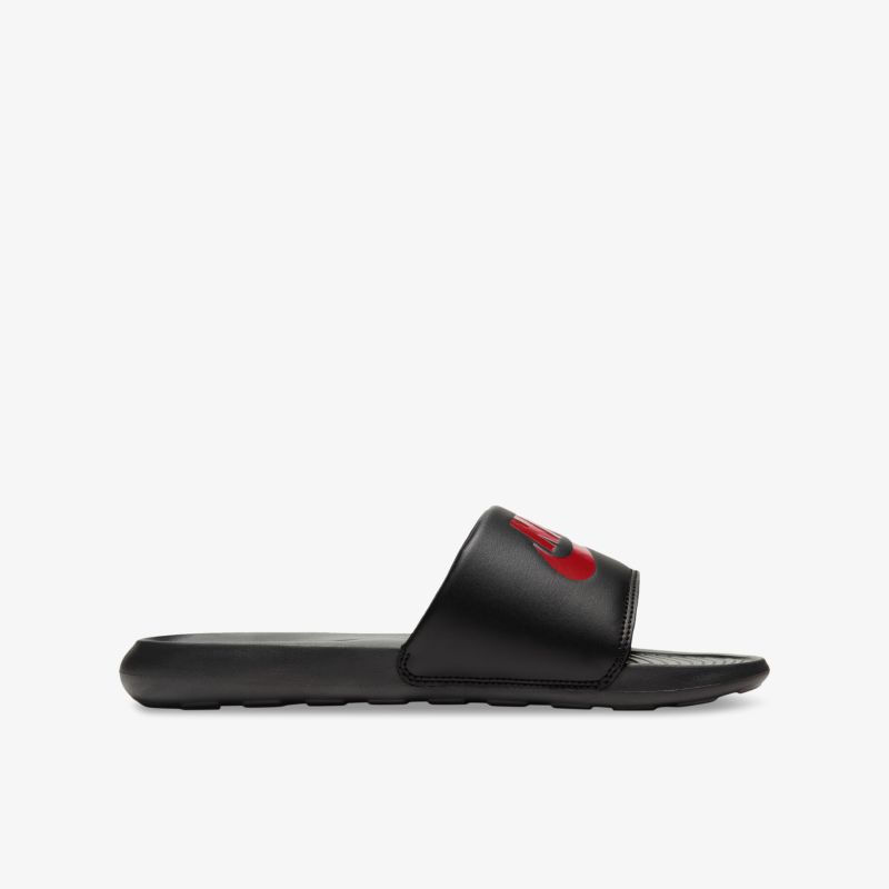 Schwarze Slides mit rotem Logo, ideal für Freizeit und Pool, bieten Komfort und Stil.
