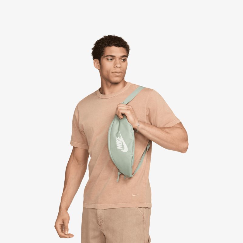 Modische und sportliche Tasche in hellgrün, leicht und praktisch, seitlich am Körper getragen