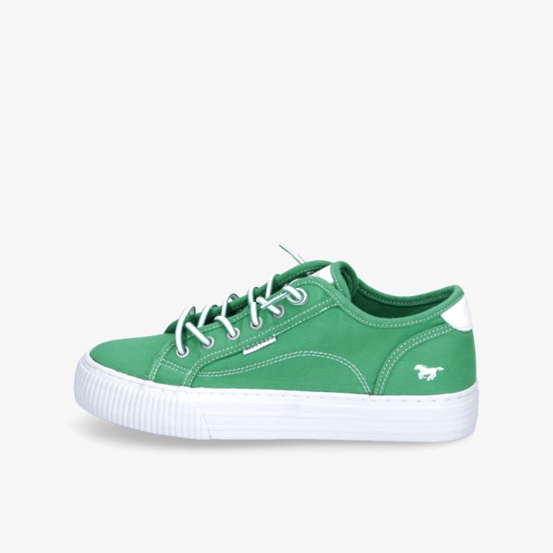 Grüner Leinenschuh mit rutschfester Gummisohle und bequemer Passform, seitliche Ansicht, sportliches Design