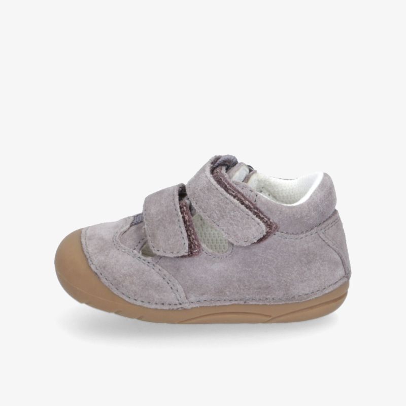 Bequemer Schuh mit Klettverschluss und flexibler Sohle für optimalen Tragekomfort und Schutz.