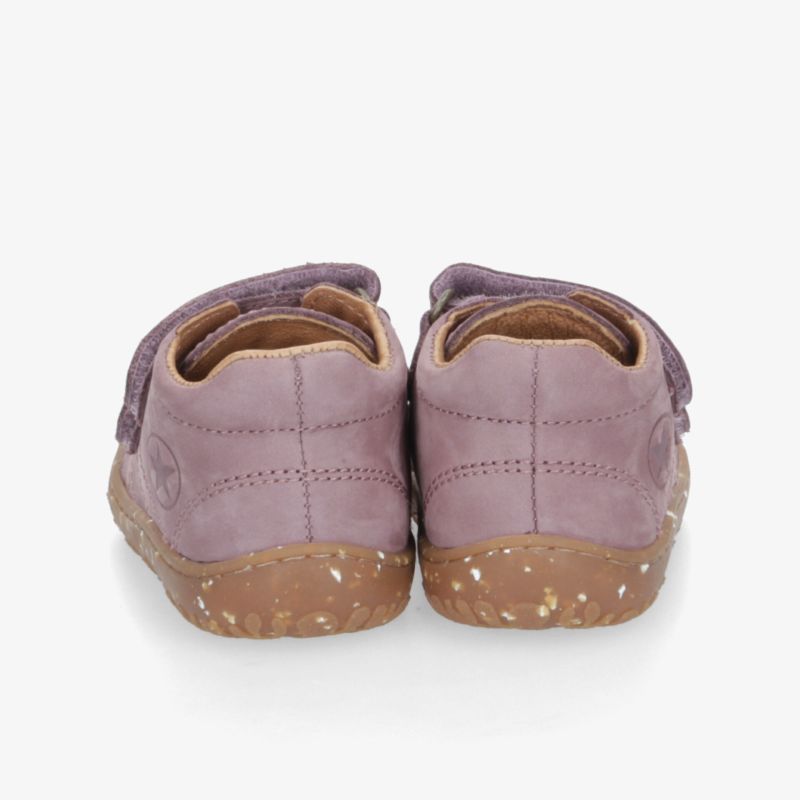 Lila Schuhe mit flexiblem Sohlenprofil und weichem Obermaterial, Rückansicht zeigt hochwertige Verarbeitung