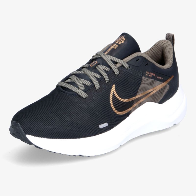 Moderner, leichter Sportschuh in Schwarz mit dämpfender Sohle und komfortabler Passform für optimalen Halt.