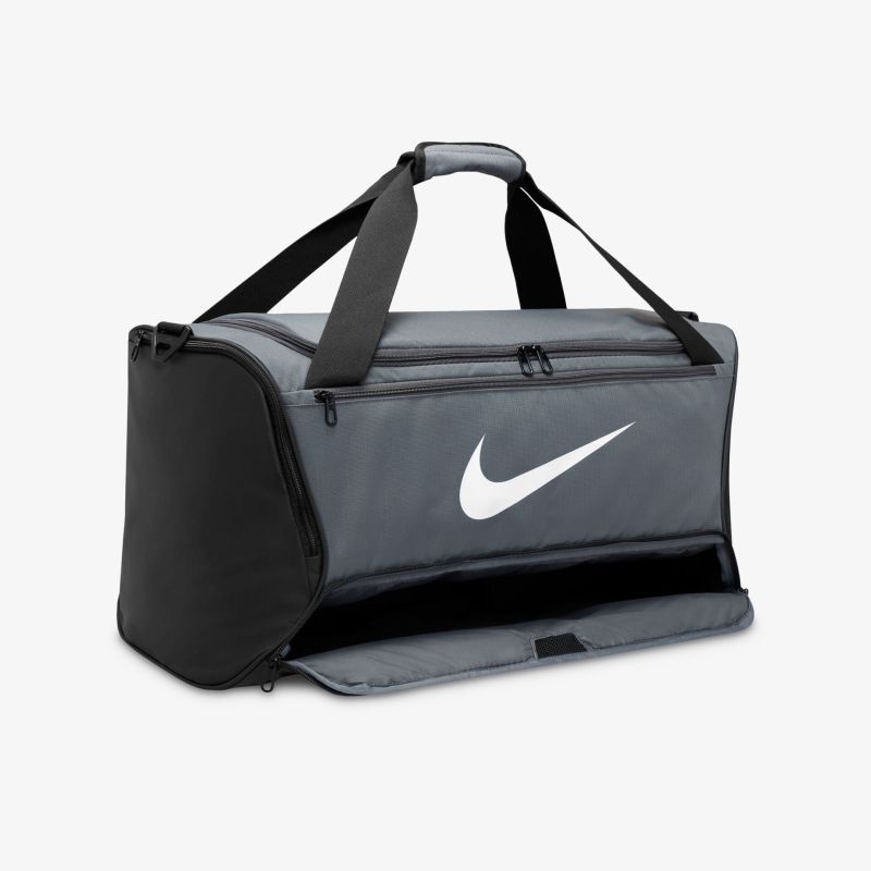 Graue Sporttasche mit Markenlogo und verstellbaren Gurten. Geräumig und ideal für sportliche Aktivitäten.