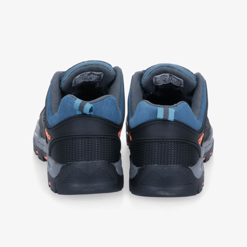 Rückansicht von robusten, blauen Turnschuhen mit verstärkter Ferse und sportlichem Design.