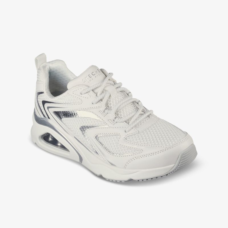 Leichter weißer Sportschuh mit atmungsaktivem Material und stabiler, dämpfender Sohle, seitlich und vorne sichtbar