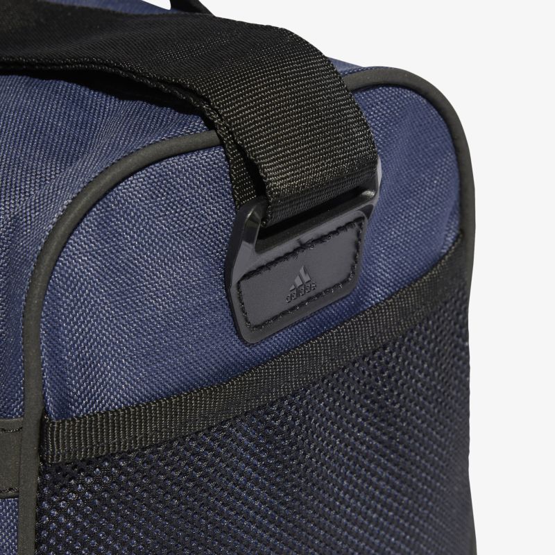 Moderne Sporttasche mit strapazierfähigem Material und praktischem Design für vielseitige Nutzung