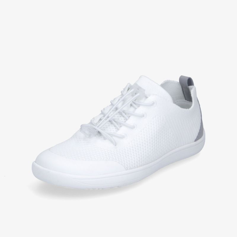 Moderner weißer Sneaker schräg von vorne mit schnürbarer Passform und atmungsaktivem, flexiblem Material