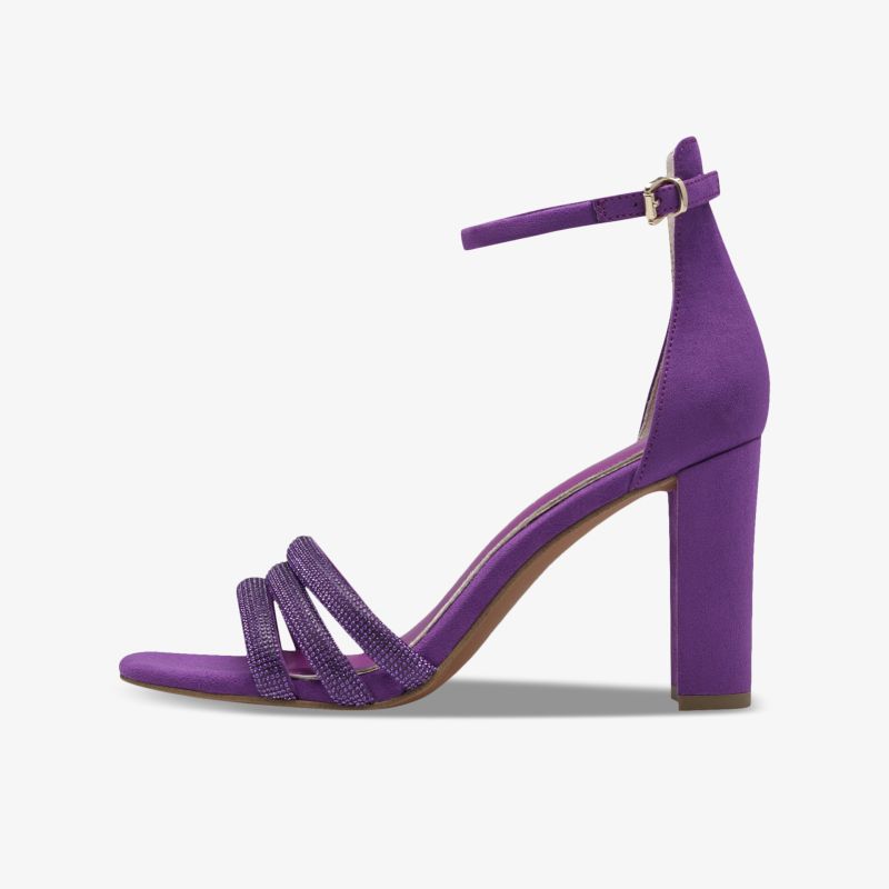 Elegante lila Sandale mit hohem Absatz und verstellbarem Riemen, bequem und modisch im seitlichen Blickwinkel