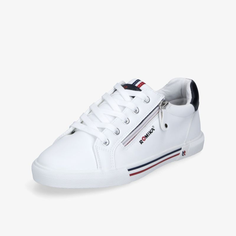 Moderner weißer Sneaker mit flexibler Sohle und atmungsaktivem Material in schräger Vorderansicht