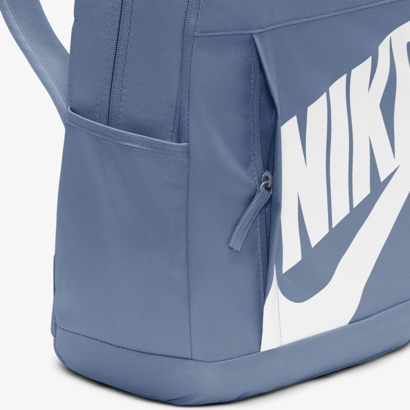 Stilvolle Tasche mit modernem Druck und praktischen Details für vielseitigen Einsatz.