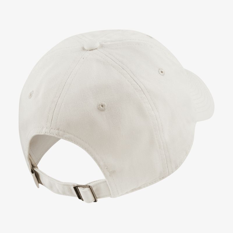 Hochwertige beige Kappe mit verstellbarem Verschluss für optimalen Tragekomfort.