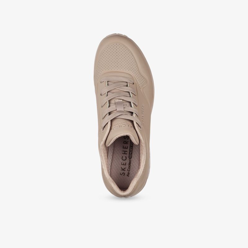 Beiger Sneaker mit elastischer Schnürung und atmungsaktivem Material, leichter und komfortabler Schuh in Draufsicht