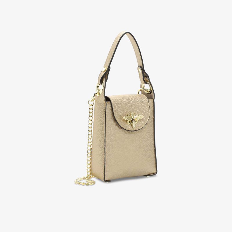 Elegante beige Tasche mit Kettengurt für stilvolle Auftritte. Kompakte Größe und trendiges Design.