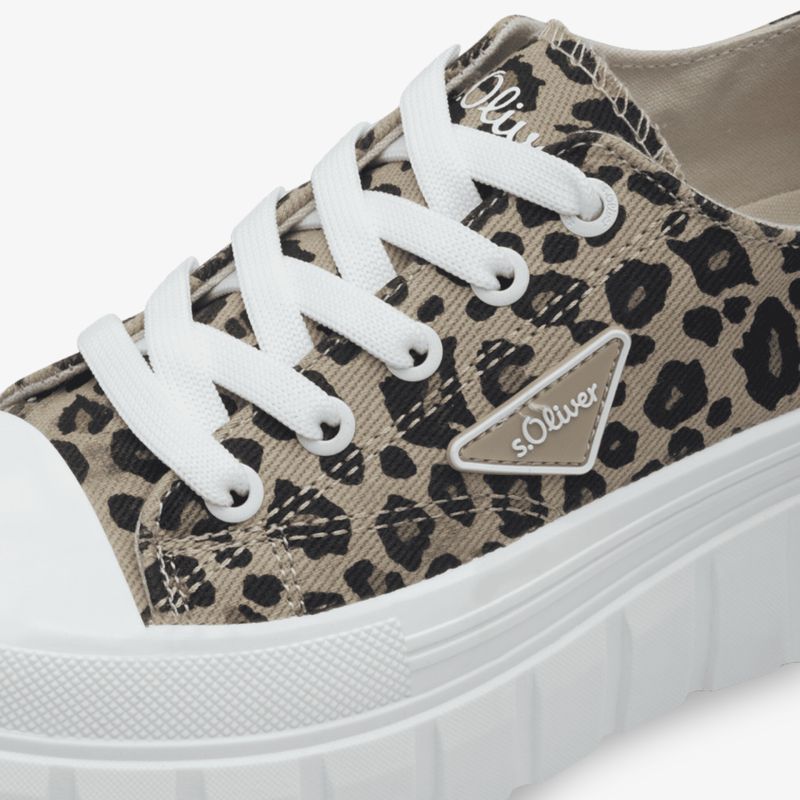 Detailaufnahme eines modischen Sneakers mit Leopardenmuster, weißer Schnürung und robuster Sohle
