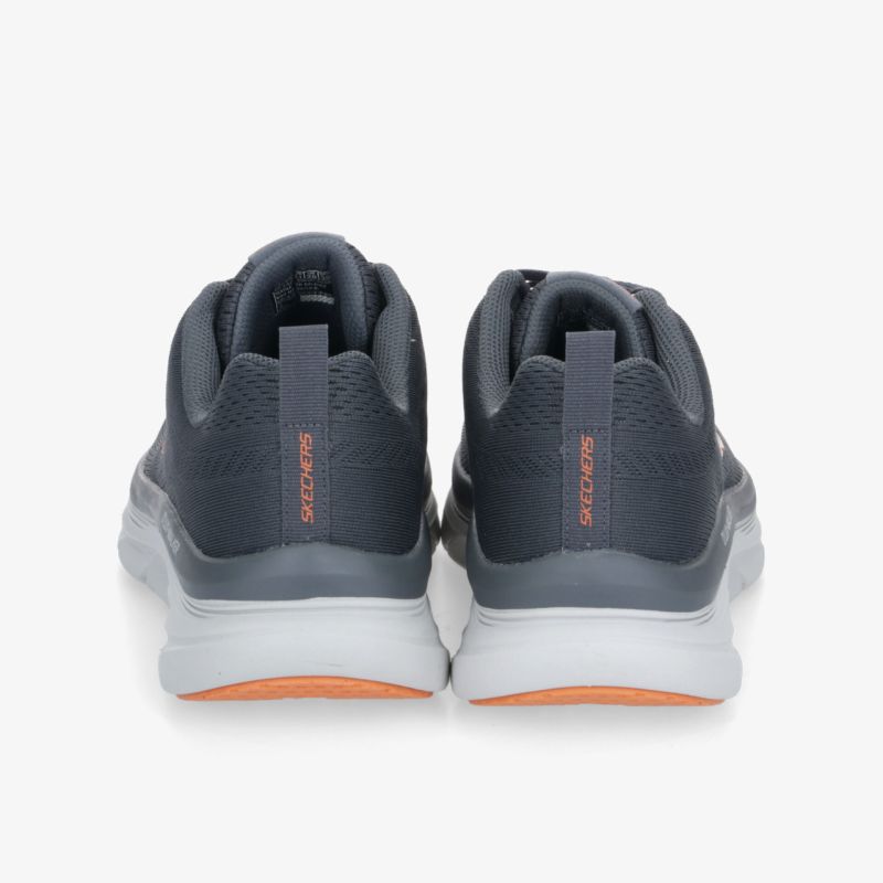 Rückansicht von atmungsaktiven Sportschuhen mit gepolstertem Schaftrand und leicht profilierter rutschfester Sohle