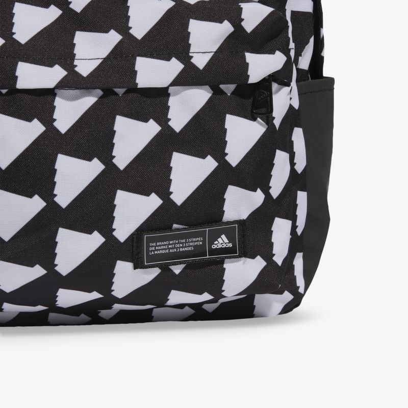 Moderner Rucksack mit geometrischem Muster und Logo. Stilvoll und praktisch für den täglichen Gebrauch.