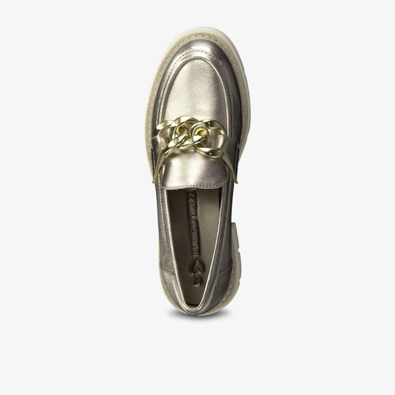 Eleganter metallic Loafer mit goldener Kettenverzierung, ideal für modische Freizeitlooks.