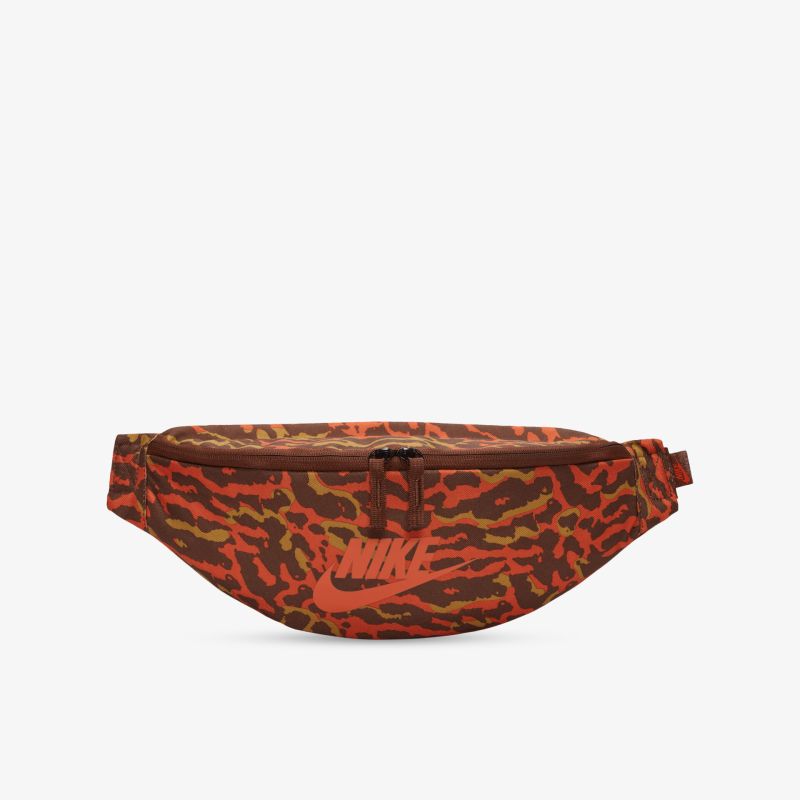 Stylische Bauchtasche mit markantem Camouflage-Design und praktischem Reißverschluss für vielseitige Einsätze.