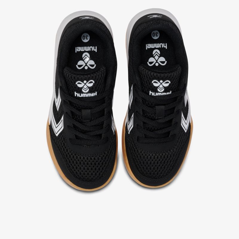 Obere Draufsicht auf sportliche schwarze Schuhe mit langlebiger rutschfester Sohle und bequemer Passform