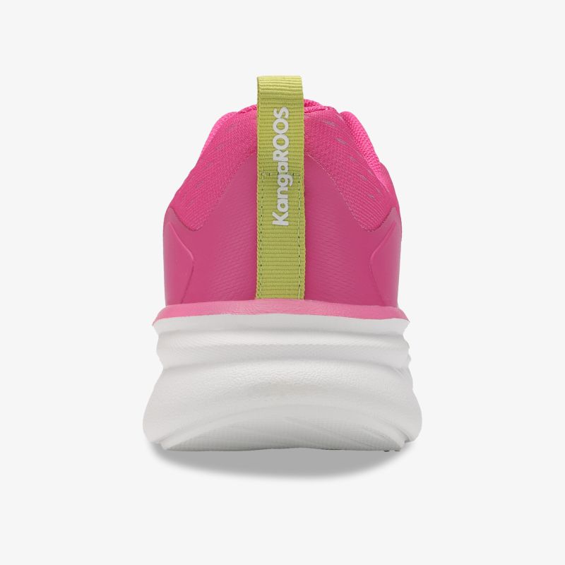 Rückansicht eines sportlichen Schuhs mit gepolstertem Kragen und flexibler, leichter Sohle in kräftigem Pink