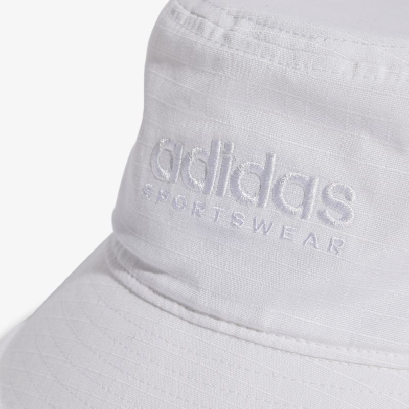 Weißer sportlicher Hut mit eingesticktem Logo, ideal für stilvollen Komfort und Sonnenschutz.