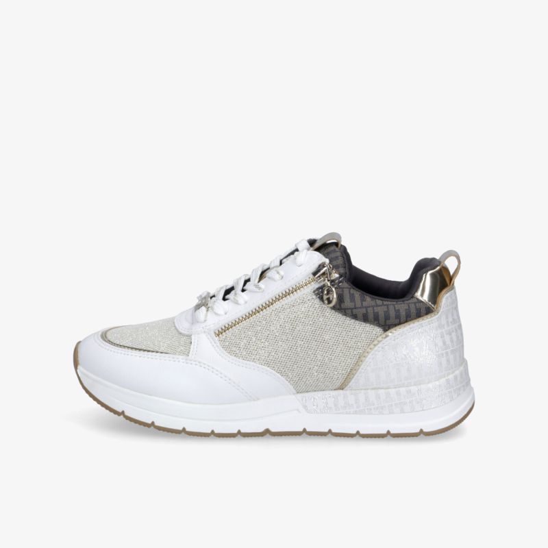 Leichter moderner Schuh in heller Farbe mit sportlichem Design und gepolstertem Einstieg, seitliche Ansicht