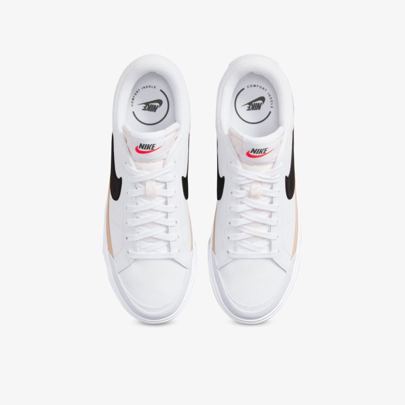 Stylische weiße Turnschuhe mit schwarzem Swoosh, optimaler Tragekomfort und modernes Design.