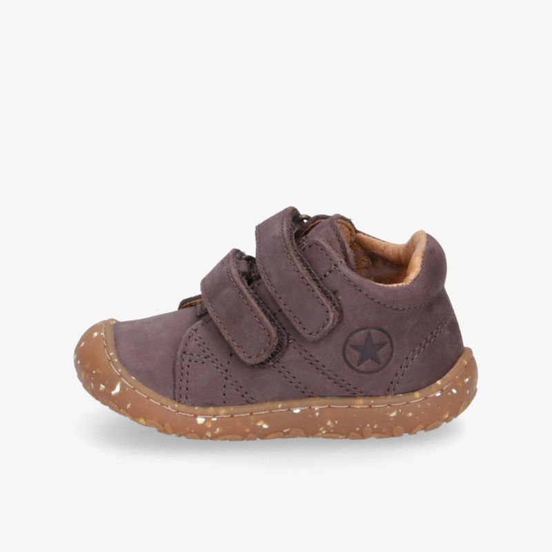 Flexibler brauner Klettschuh mit rutschfester Sohle, leicht und bequem für den Alltag
