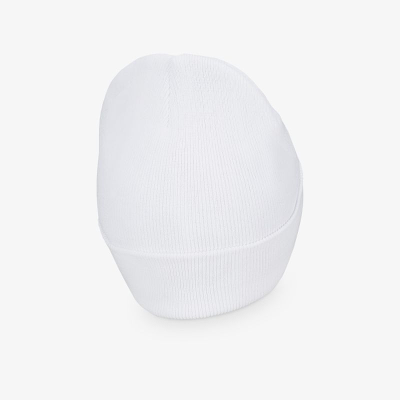 Bequeme weiße Mütze für kühle Tage – stilvoll und vielseitig einsetzbar.