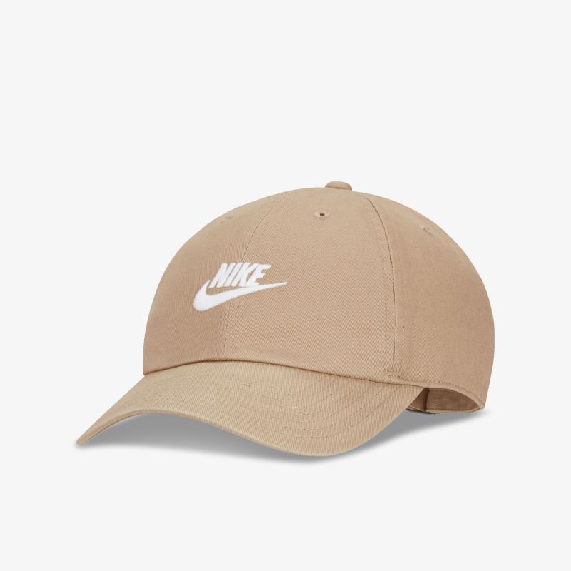 Sportliche beige Nike Cap mit markantem Logo, ideal für Freizeit und aktive Anlässe.