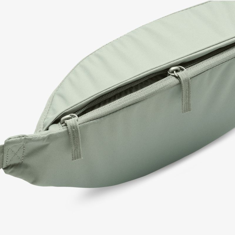 Detailansicht des schlanken und robusten Reißverschlusses einer hochwertigen, kompakten Tasche