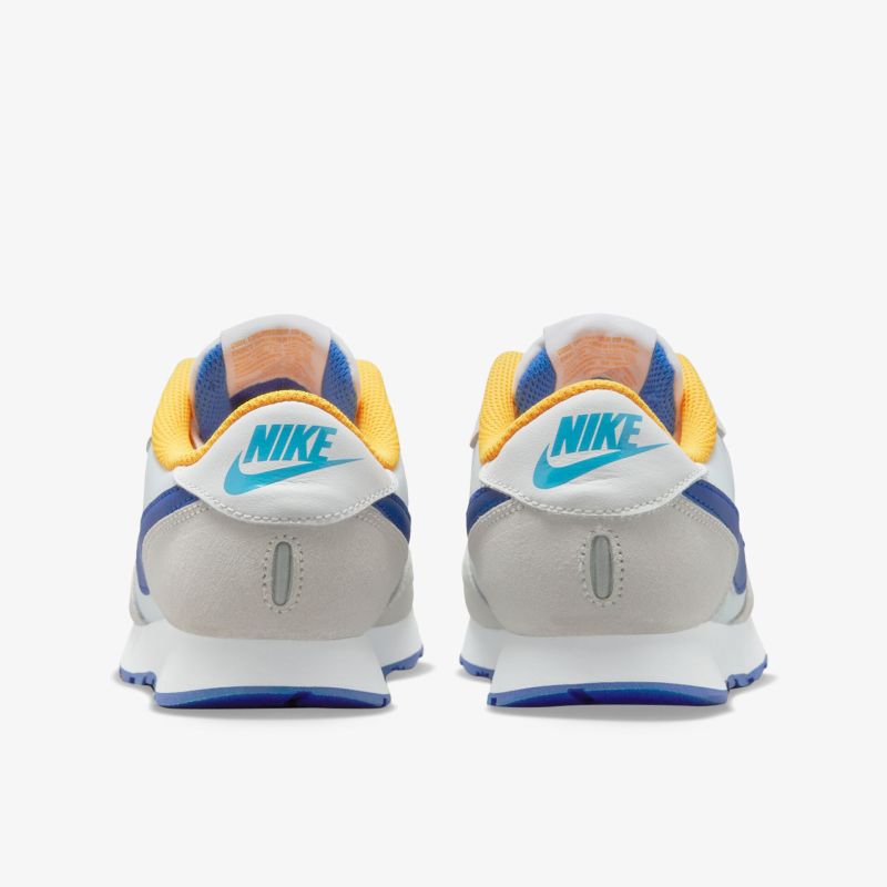 Stylische Sneaker mit auffälligem Farbmix und hohem Tragekomfort für den urbanen Lifestyle.