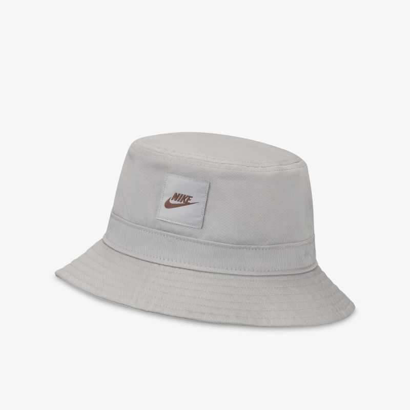 Moderner und bequemer Bucket Hat in schlichtem Design mit Logo-Detail für stilvolles Auftreten.