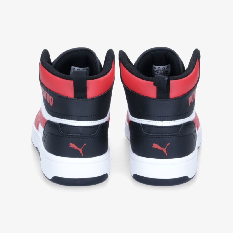 Stilvolle High-Top-Sneakers von Puma in Rot und Schwarz mit sportlichem Design und langlebigem Komfort von hinten betrachtet.