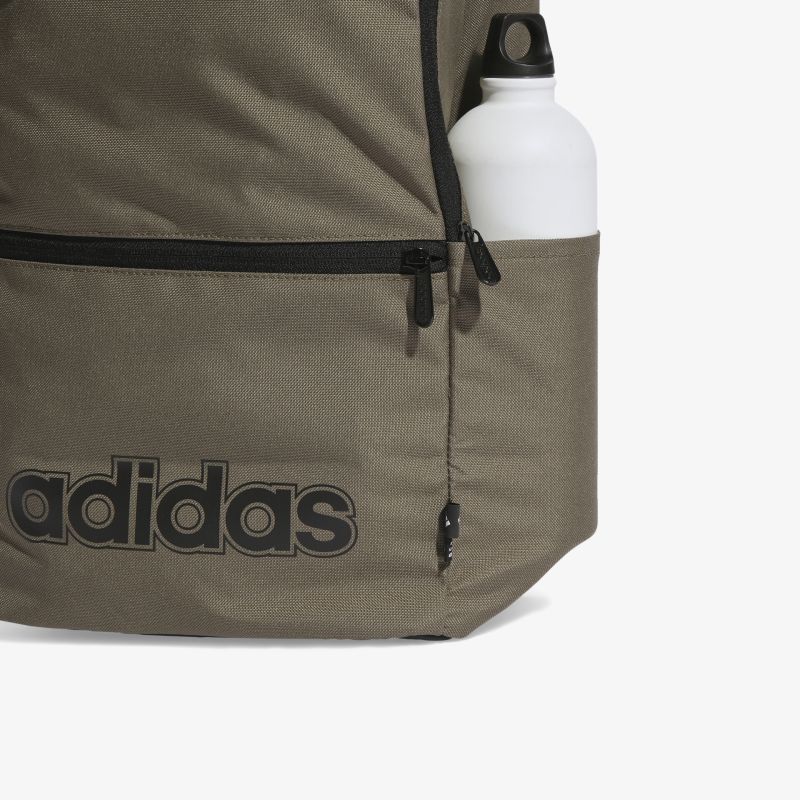 Robuster Rucksack mit praktischem Reißverschlussfach und seitlicher Wasserflaschentasche