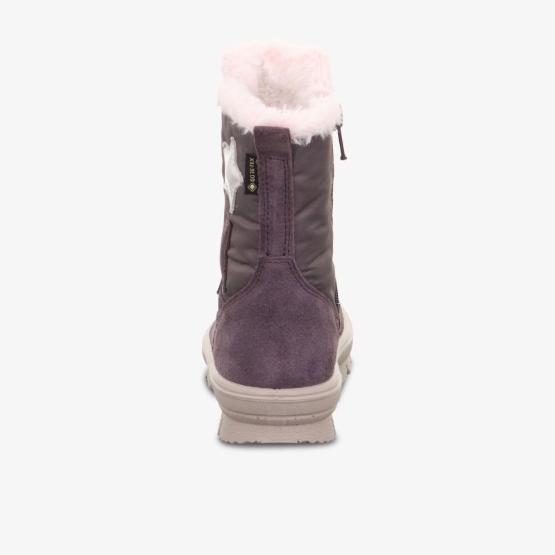 Modischer Winterstiefel mit weichem Innenfutter und rutschfester Sohle für kalte Tage.