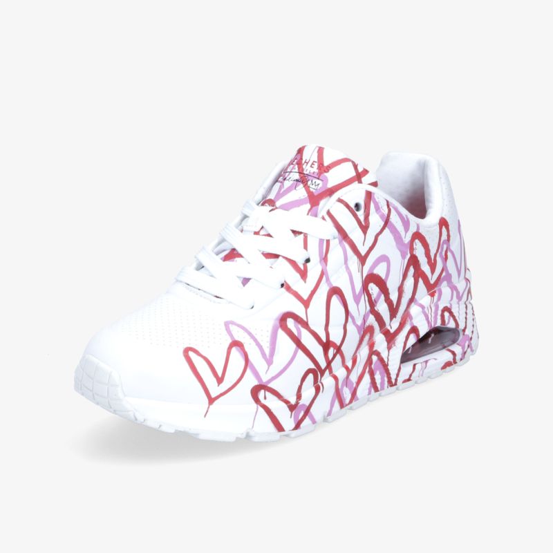 Weißer Sneaker mit buntem Herzmuster und komfortabler Passform, ideal für modische Freizeitstyles.